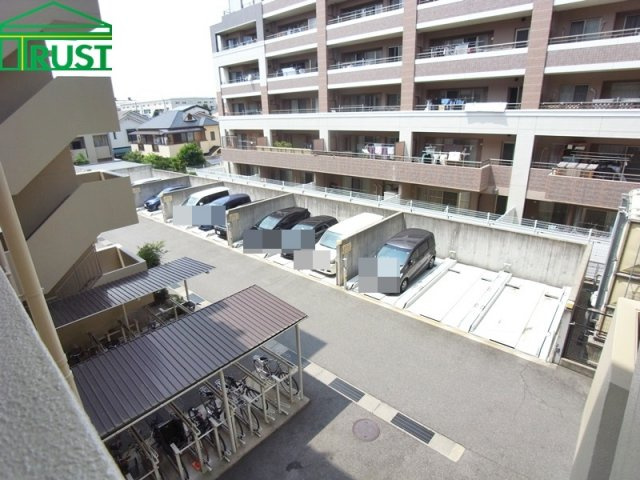 ネバーランド明石公園の駐車場|敷地内駐車場です。
