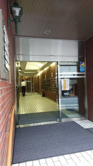 新宿区新宿１丁目の事務所のエントランス