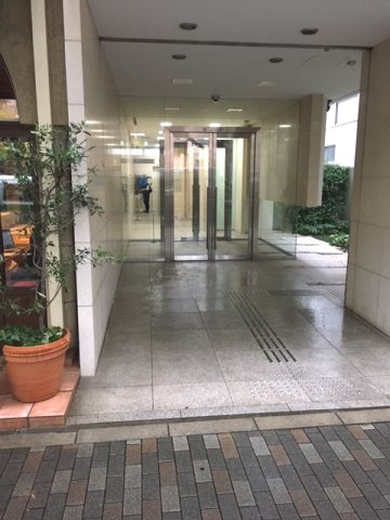 渋谷区広尾１丁目の事務所のエントランス