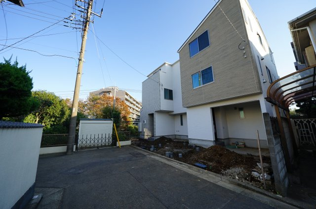 保土ヶ谷区仏向西　全２棟　新築戸建【成約】の前面道路含む現地写真