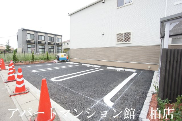 エンシーナの駐車場