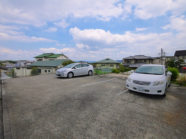 鳥見ハウスの駐車場|車をお持ちの方に嬉しい駐車場付きの物件です