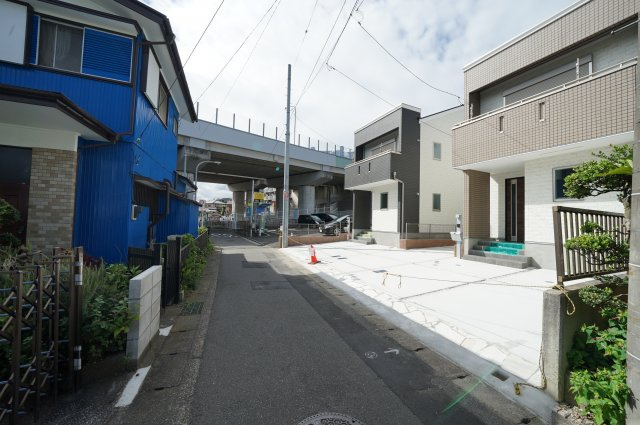 保土ヶ谷区今井町全３棟　新築戸建【成約】の前面道路含む現地写真