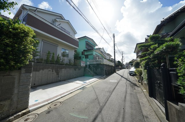 保土ヶ谷区上菅田町 　新築戸建て【成約】の前面道路含む現地写真|住環境に配慮された第一種低層住居専用地域です。