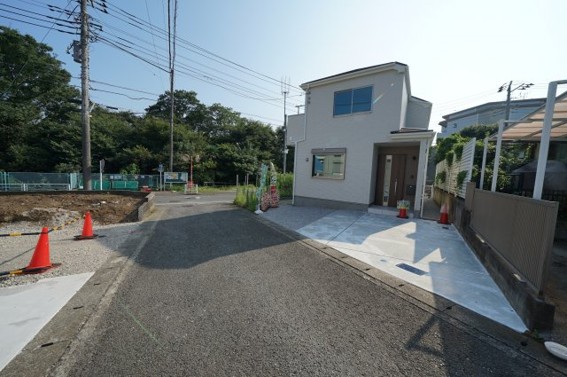 保土ヶ谷区川島町　新築戸建【成約】の前面道路含む現地写真
