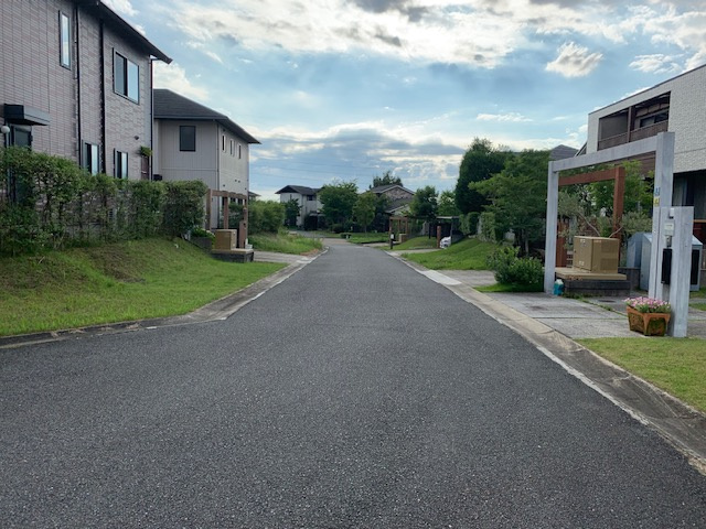 三田市学園８丁目　中古戸建の前面道路含む現地写真