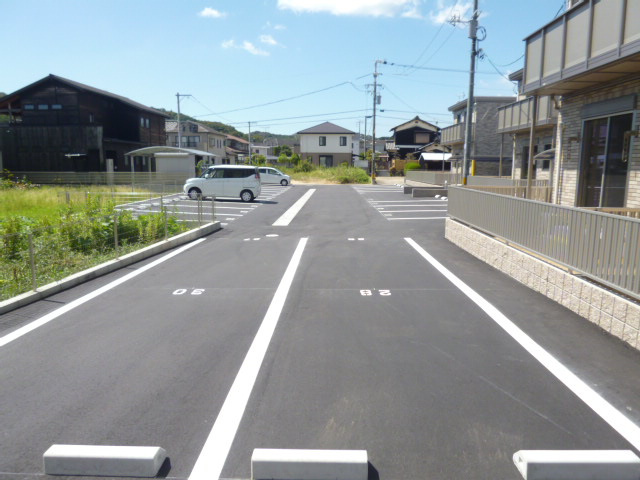 ウインド・シャルールⅢの駐車場