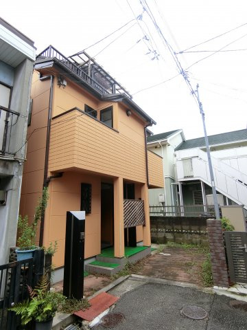 神戸市垂水区福田１丁目　中古戸建の外観|外壁は綺麗なオレンジ色で状態もいいです