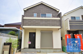 【外観】 | 1号棟　現地（2019年8月）撮影
堂々完成しました！即入居可♪
あさぴー号「あたご保育園前」のりばまで徒歩2分の好アクセス！
敷地面積106.29㎡（32.15坪）。駐車並列2台可能。