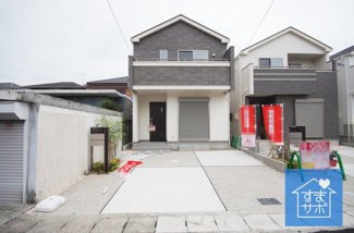 【外観】 | 1号棟　現地（2019年8月）撮影
堂々完成しました！即入居可♪
あさぴー号「あたご保育園前」のりばまで徒歩2分の好アクセス！
敷地面積106.29㎡（32.15坪）。駐車並列2台可能。