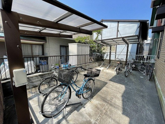 【その他共用部分】 | 屋根付きの駐輪場で雨が降っても大切な自転車が濡れなくてすみます♪荷物が重いときに自転車があれば助かりますね！