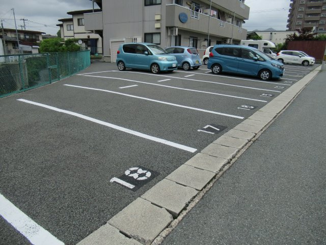 晃七第二マンションの駐車場