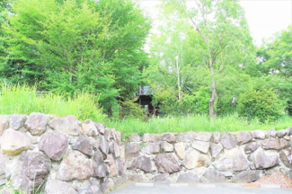 【前面道路含む現地写真】 | 大きな石垣積みの外構が目を引きます。これだけでもかなりお金かかっちゃってますｗ　前面道路未舗装!！別荘地では一般的なのです(笑)