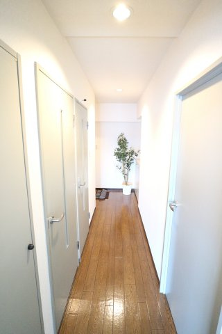 グラントルム弐番館のその他共用部分|廊下　同タイプのものです。