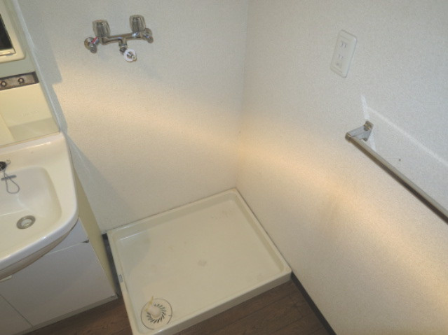グラントルム弐番館の設備|室内洗濯機置場　同タイプのものです。