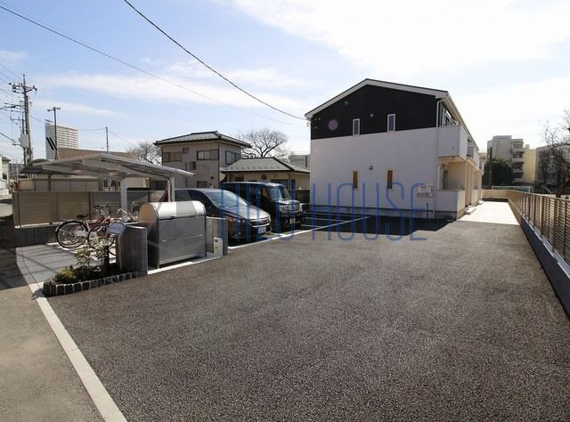 アムール Westの駐車場