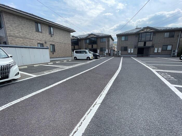 ファミールBの駐車場