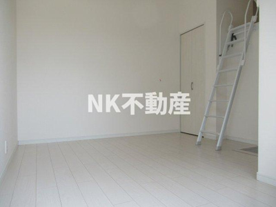 【居間・リビング】 | Sky Grace花園（スカイグレイスハナゾノ）（河内花園賃貸） | 洋室です