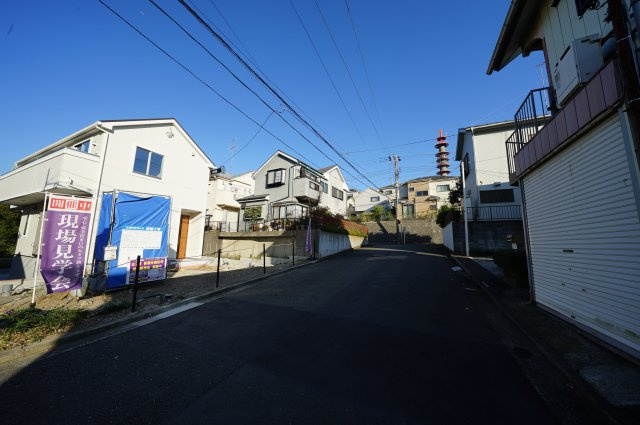 保土ヶ谷区仏向町　全２棟 新築戸建の前面道路含む現地写真