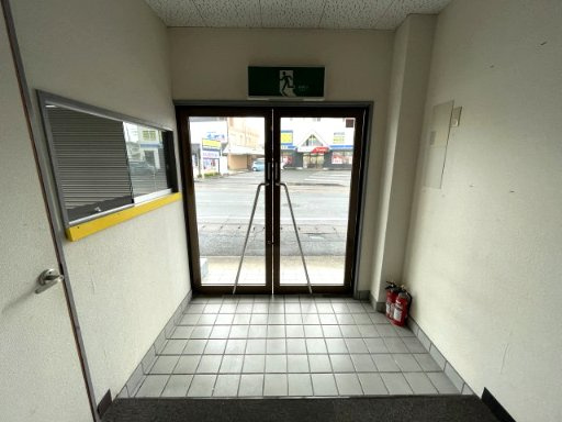 高山ビルの玄関