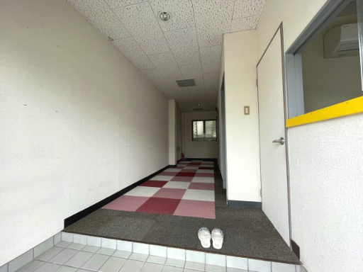 高山ビルの玄関