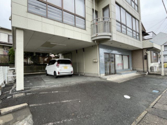 高山ビルの駐車場