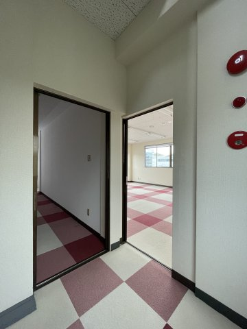 高山ビルの内装|2F出入り口付近