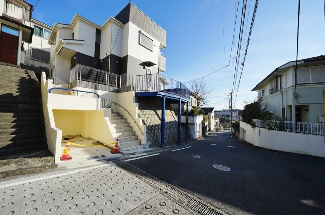 価格変更！１５帖のスカイバルコー付！吹き抜けの玄関♪リビングイン階段！保土ヶ谷区初音ヶ丘　新築戸建の前面道路含む現地写真