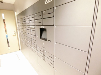 【その他共用部分】 | 共用エントランスには宅配BOXがあるので荷物の受け取りもスムーズに♪再配達を依頼する手間が省けます☆