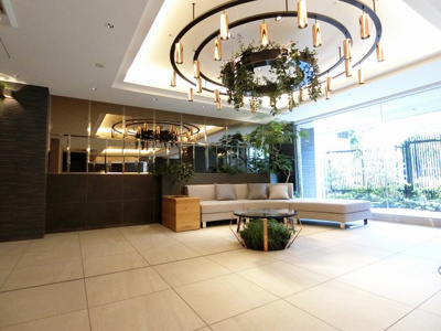 【エントランス】 | 【新築】ザ・パークハウス　町田テラス | 青山フラワーマーケットの空間デザインブランド「parkERs」とのコラボレーションで、心地よさを感じられる空間が創出されています♪