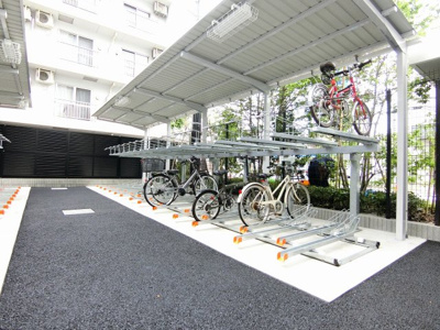 【その他共用部分】 | 【新築】ザ・パークハウス　町田テラス | 屋根付きの駐輪場で雨が降っても大切な自転車が濡れなくてすみますね♪駅から自転車もおすすめです！