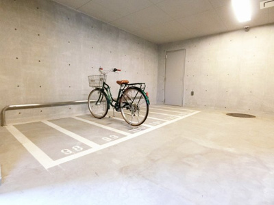 【その他共用部分】 | 【新築】ザ・パークハウス　町田テラス | 屋内駐輪場で雨が降った時もお買い物の荷物が濡れずにすみます！大切な自転車も汚れませんね♪