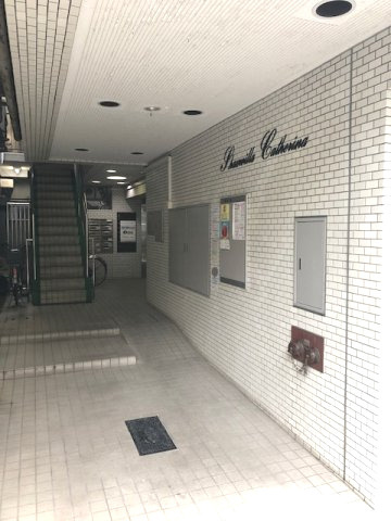 新宿区新宿１丁目の事務所のエントランス