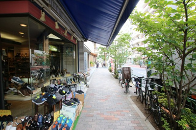 【周辺】 | 小熊ビル | 小熊ビル　物件前　尾竹橋通り沿いの物件です