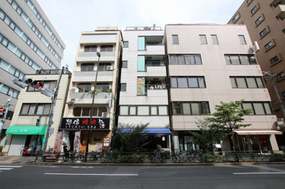 【外観】 | 小熊ビル | 小熊ビル　鶯谷駅から徒歩4分・入谷駅から徒歩10分の好立地。ワンフロア1テナント。尾竹橋通り沿いの物件。