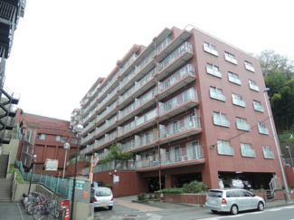 【外観】 | 中庭があり、採光・通風良好。プライベートなお庭があるのでお子様と安心して遊ぶ事が出来ます。
