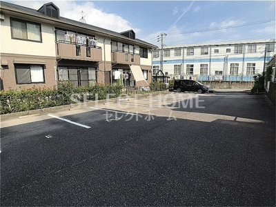 【駐車場】 | メイプルタウン | 車をお持ちの方に嬉しい駐車場付きの物件です