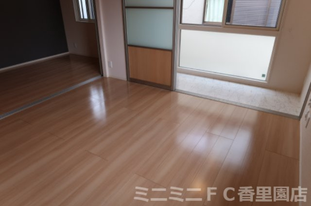 ｓａｉｎｔーｆｌｅｕｒの居間・リビング|キッチン側から見たリビング