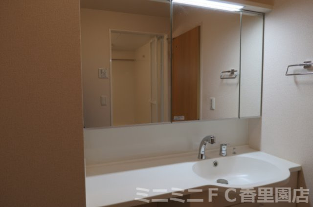 ｓａｉｎｔーｆｌｅｕｒの独立洗面台|大きなミラーが嬉しい洗面台