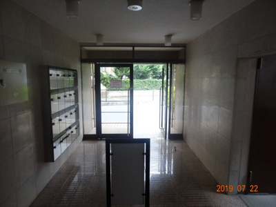 【エントランス】 | 朝日プラザ北浦和 | 閑静な住宅地に囲まれた住居で、立地条件の良い中古マンションは生活の質を高めてくれます。