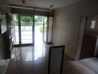 【エントランス】 | 朝日プラザ北浦和 | 閑静な住宅地に囲まれた住居で、立地条件の良い中古マンションは生活の質を高めてくれます。