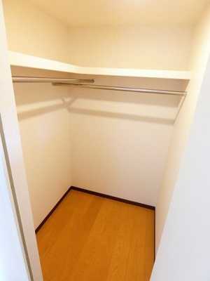 【収納】 | ラフィーネ | 洋室6帖のお部屋にあるウォークインクローゼットです♪たっぷり収納できてお洋服や荷物が多くてもお部屋すっきり☆