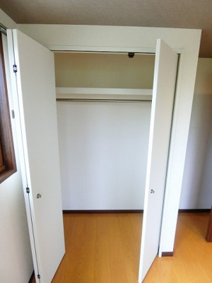 【収納】 | ラフィーネ | 洋室6.2帖のお部屋にあるクローゼットです！かさばりやすいコートなどもハンガー掛けができてすっきり片付きます♪