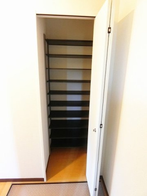 【玄関】 | ラフィーネ | 奥行きのあるシューズクロークで玄関すっきり片付きます☆靴だけでなく少しかさばる荷物も収納できるのがポイント！