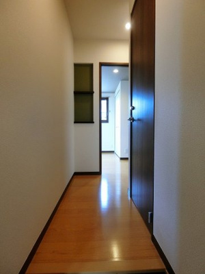【玄関】 | ラフィーネ | 玄関から室内への景観です！右手にトイレ、正面には洋室6.2帖のお部屋があります☆