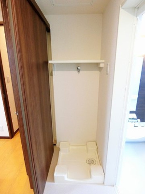 【設備】 | ラフィーネ | 洗面所にある室内洗濯機置き場です♪防水パンが付いているので万が一の漏水にも安心です！上部には便利な収納棚付き♪