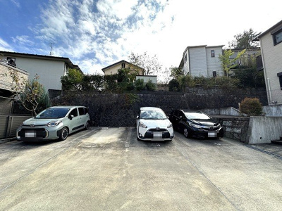 【駐車場】 | ラフィーネ | いつでも目の届く敷地内に駐車場があります♪荷物がかさばりがちなお買物にも、敷地内駐車場があると便利ですよね☆