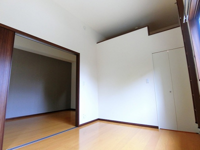 【寝室】 | ラフィーネ | 南東向き洋室6帖☆ウォークインクローゼットとロフトスペースがあります♪お洋服や荷物の多い方もお部屋が片付いて快適に過ごせますね♪