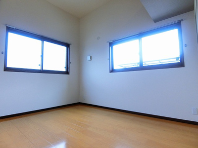 【洋室】 | ラフィーネ | 洋室6.2帖☆玄関側にある角部屋二面採光のお部屋です！洋室のお部屋は寝室や子供部屋としても使えますね♪