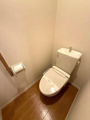 【トイレ】 | ベルグリーン | トイレは温水洗浄便座付き♪人気のバストイレ別です♪トイレが独立していると使いやすいですよね☆あると便利な棚や手すりもついています！